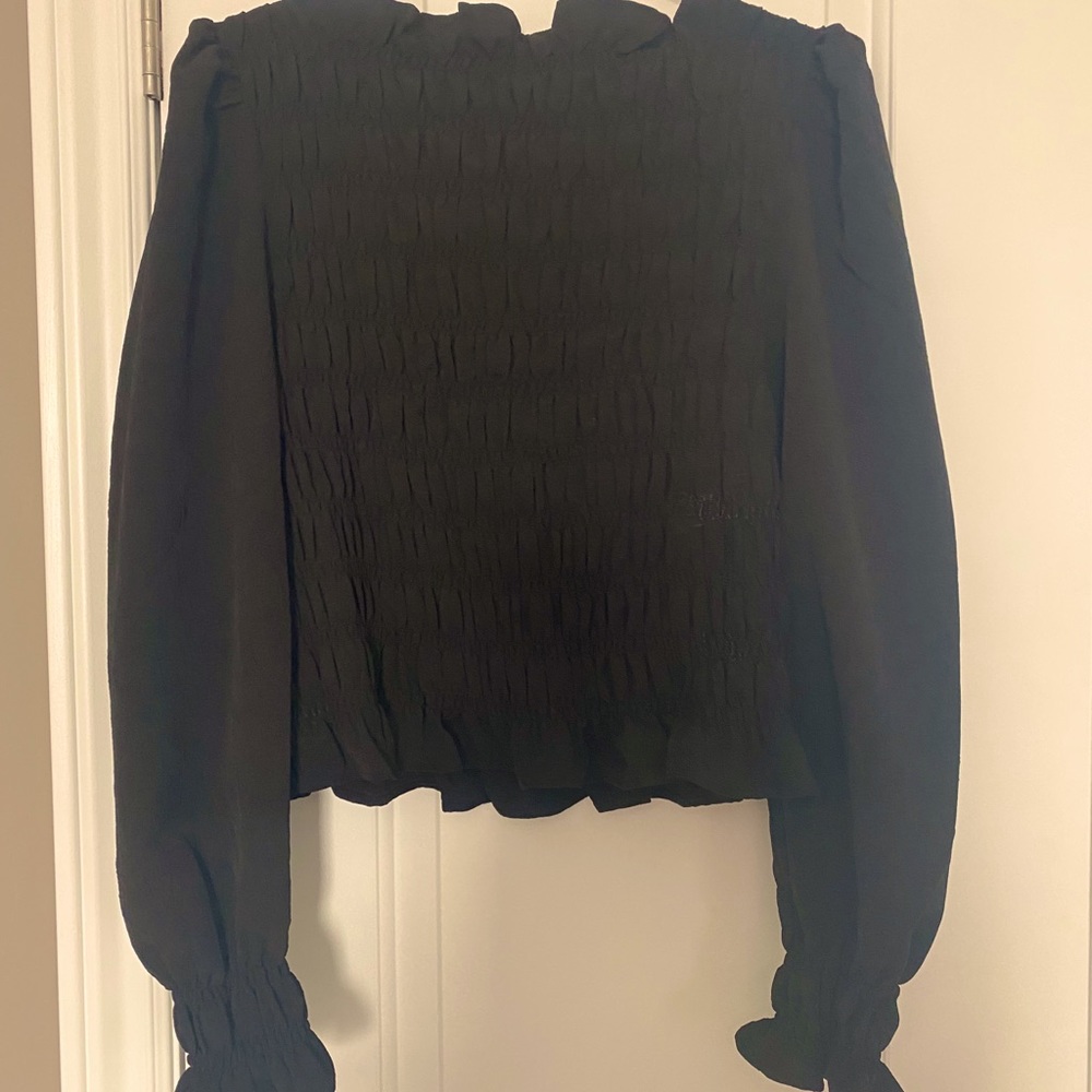 H&M Solid black top with cuff sleeve super Cute